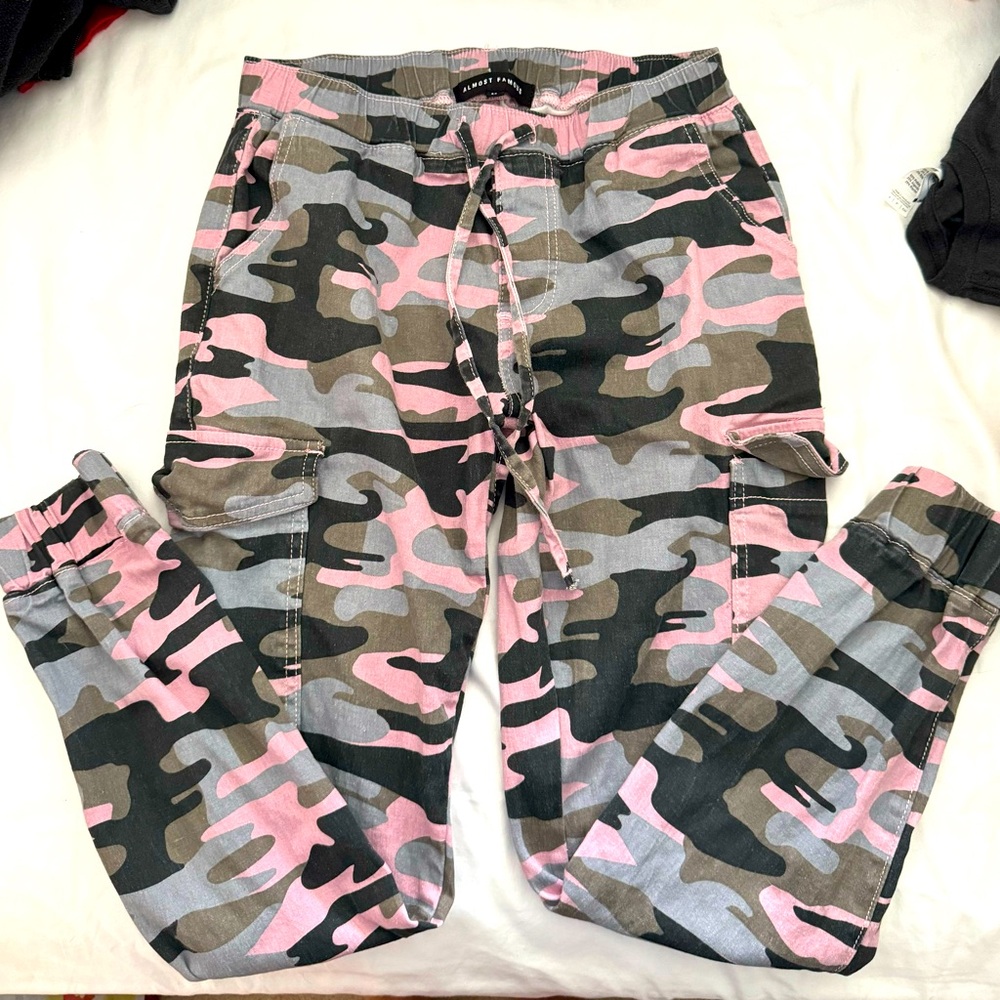 Women’s cargo pants size medium